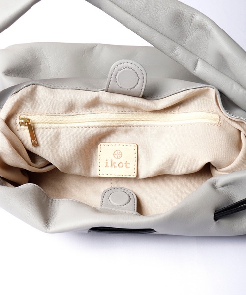 ikot（イコット）の「ikot 丸型レザーショルダーバッグ（ショルダーバッグ・レディース・ブラック/ライトグレー・FREE）」の8枚目の写真