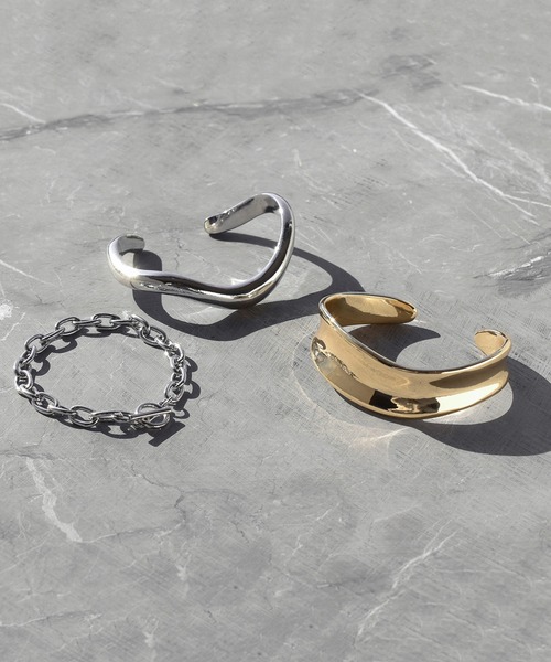 GOLDY（ゴールディ）の「ニュアンス カーブ メタル バングル