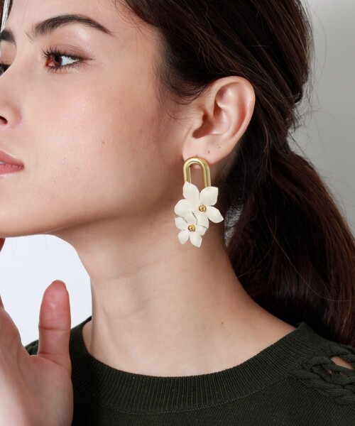 EPOCA（エポカ）の「シトラスチェーンコンビ　ピアス（ピアス（両耳用）・レディース・ブラック/オフホワイト・FREE）」の2枚目の写真