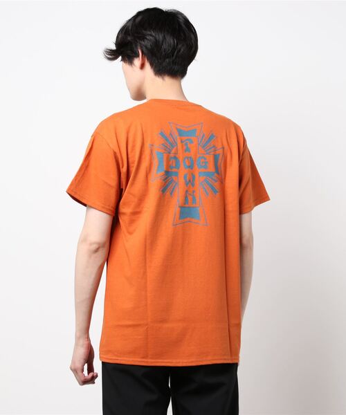 DOGTOWN（ドッグタウン）の「CROSS LOGO S/S T-SHIRTS/ドッグタウンバックプリント半袖Tシャツ（Tシャツ/カットソー・メンズ・インディゴブルー/チャコールグレー/オレンジ/サンドベージュ/チョコ/ホワイト×ブラック/ブラック×ホワイト・LARGE/X-LARGE/MEDIUM）」の10枚目の写真