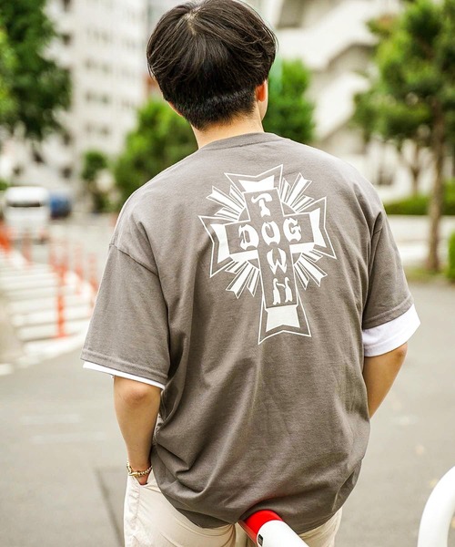 DOGTOWN（ドッグタウン）の「CROSS LOGO S/S T-SHIRTS/ドッグタウンバックプリント半袖Tシャツ（Tシャツ/カットソー・メンズ・インディゴブルー/チャコールグレー/オレンジ/サンドベージュ/チョコ/ホワイト×ブラック/ブラック×ホワイト・LARGE/X-LARGE/MEDIUM）」の4枚目の写真
