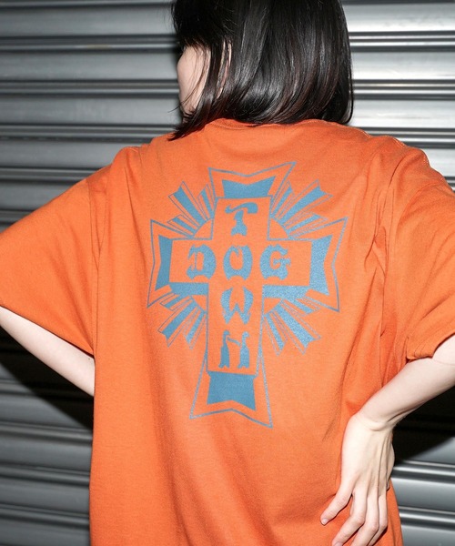 DOGTOWN（ドッグタウン）の「CROSS LOGO S/S T-SHIRTS/ドッグタウンバックプリント半袖Tシャツ（Tシャツ/カットソー・メンズ・インディゴブルー/チャコールグレー/オレンジ/サンドベージュ/チョコ/ホワイト×ブラック/ブラック×ホワイト・LARGE/X-LARGE/MEDIUM）」の7枚目の写真
