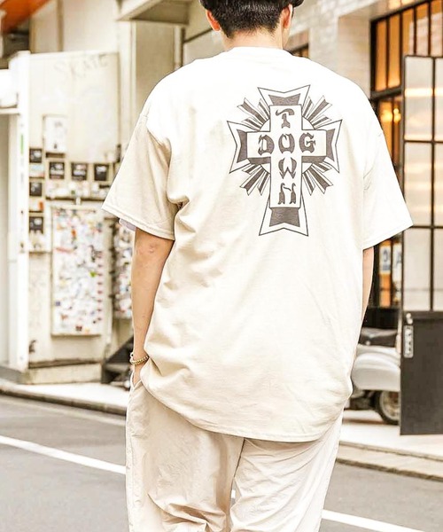DOGTOWN（ドッグタウン）の「CROSS LOGO S/S T-SHIRTS/ドッグタウンバックプリント半袖Tシャツ（Tシャツ/カットソー・メンズ・インディゴブルー/チャコールグレー/オレンジ/サンドベージュ/チョコ/ホワイト×ブラック/ブラック×ホワイト・LARGE/X-LARGE/MEDIUM）」の5枚目の写真