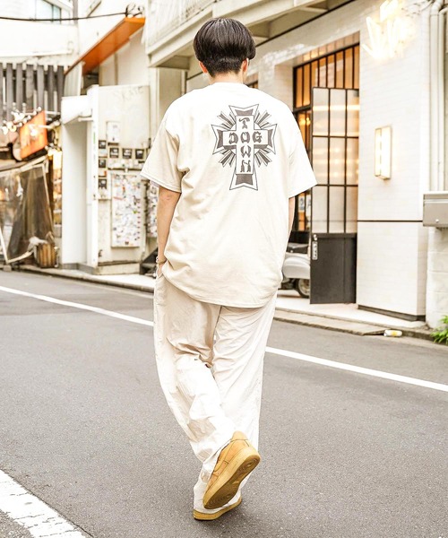 DOGTOWN（ドッグタウン）の「CROSS LOGO S/S T-SHIRTS/ドッグタウンバックプリント半袖Tシャツ（Tシャツ/カットソー・メンズ・インディゴブルー/チャコールグレー/オレンジ/サンドベージュ/チョコ/ホワイト×ブラック/ブラック×ホワイト・LARGE/X-LARGE/MEDIUM）」の21枚目の写真