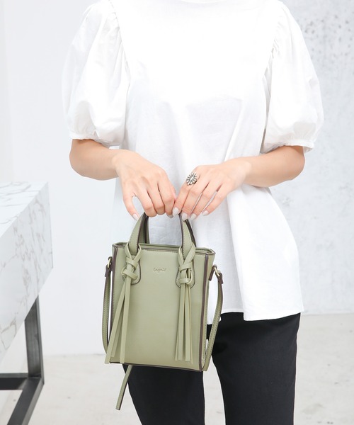 Ungrid(アングリッド)の「【Ungrid/アングリッド】 タッセルハンド 縦長ミニポシェットバッグ(ショルダーバッグ・レディース・ベージュ/アイボリー/ブラック/ブラウン/ベージュ系その他/キャメル/オリーブ/カーキ・FREE)」の6枚目の写真