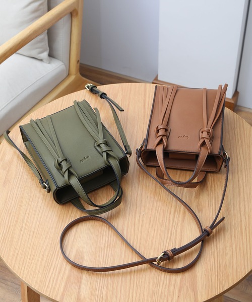 Ungrid(アングリッド)の「【Ungrid/アングリッド】 タッセルハンド 縦長ミニポシェットバッグ(ショルダーバッグ・レディース・ベージュ/アイボリー/ブラック/ブラウン/ベージュ系その他/キャメル/オリーブ/カーキ・FREE)」の7枚目の写真