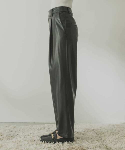 URBAN RESEARCH（アーバンリサーチ）の「フェイクレザータックパンツ（その他パンツ・レディース・ブラウン/ブラック・36/38）」の7枚目の写真