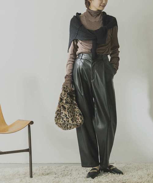 URBAN RESEARCH（アーバンリサーチ）の「フェイクレザータックパンツ（その他パンツ・レディース・ブラウン/ブラック・36/38）」の21枚目の写真