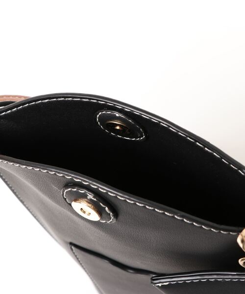 Coo+i(クーイ)の「ゲートポケット ミニショルダーバッグ(ショルダーバッグ・レディース・モカ/カーキ/ブラウン/ブラック/ベージュ・FREE)」の7枚目の写真