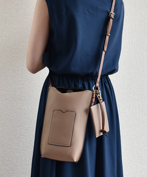 Coo+i(クーイ)の「ゲートポケット ミニショルダーバッグ(ショルダーバッグ・レディース・モカ/カーキ/ブラウン/ブラック/ベージュ・FREE)」の4枚目の写真