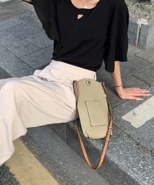 Coo+i(クーイ)の「ゲートポケット ミニショルダーバッグ(ショルダーバッグ・レディース・モカ/カーキ/ブラウン/ブラック/ベージュ・FREE)」の21枚目の写真