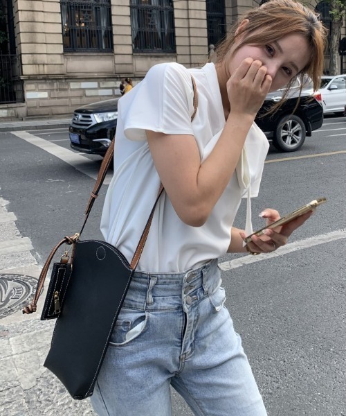 Coo+i(クーイ)の「ゲートポケット ミニショルダーバッグ(ショルダーバッグ・レディース・モカ/カーキ/ブラウン/ブラック/ベージュ・FREE)」の18枚目の写真