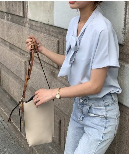 Coo+i(クーイ)の「ゲートポケット ミニショルダーバッグ(ショルダーバッグ・レディース・モカ/カーキ/ブラウン/ブラック/ベージュ・FREE)」の14枚目の写真