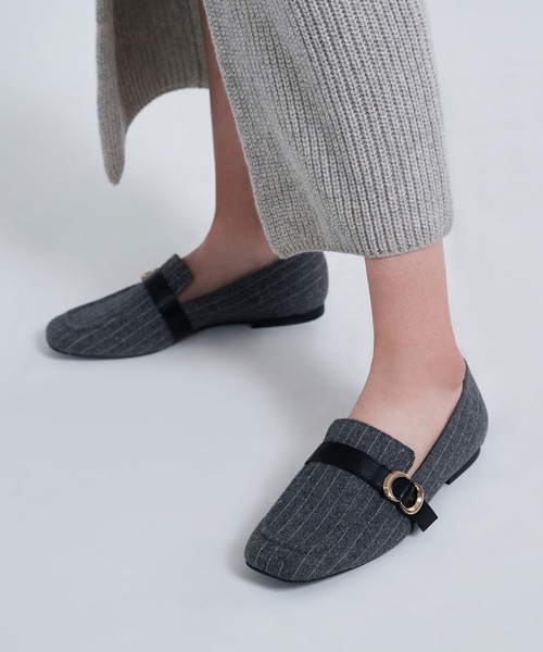 CHARLES & KEITH(チャールズ & キース)の「メタリックアクセント ペニーローファー / Metallic Accent Penny Loafers(ローファー・レディース・グレー/オフホワイト/アニマル/ブラック系その他2・22.5cm/23cm/23.5cm/24.5cm/25cm/25.5cm)」の16枚目の写真