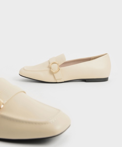 CHARLES & KEITH(チャールズ & キース)の「メタリックアクセント ペニーローファー / Metallic Accent Penny Loafers(ローファー・レディース・グレー/オフホワイト/アニマル/ブラック系その他2・22.5cm/23cm/23.5cm/24.5cm/25cm/25.5cm)」の7枚目の写真