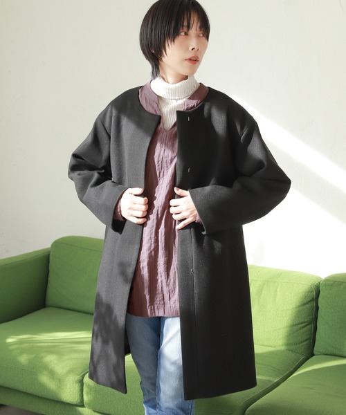 LAKOLE（ラコレ）の「ウーリーテックラウンドカラーハーフコート / 953531（ノーカラーコート・レディース・ライトグレー/ブラック/ライトベージュ・SMALL/MEDIUM）」の2枚目の写真