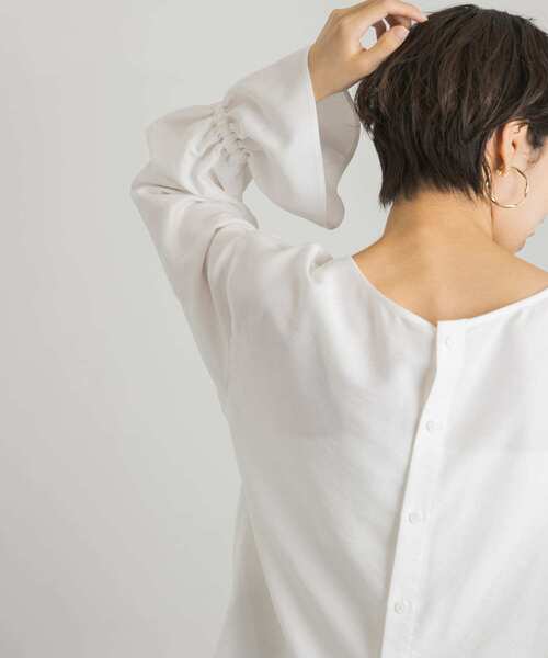 URBAN RESEARCH（アーバンリサーチ）の「ギャザースリーブブラウス（シャツ/ブラウス・レディース・オフホワイト/モカ・FREE）」の6枚目の写真