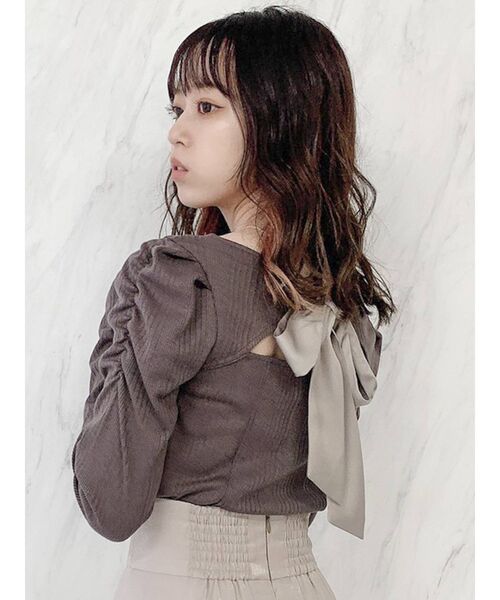 dazzlin（ダズリン）の「バックリボンパワショルカットトップス（Tシャツ/カットソー・レディース・ブラック/モカ/オフホワイト/ピンク/グレー・FREE）」の4枚目の写真