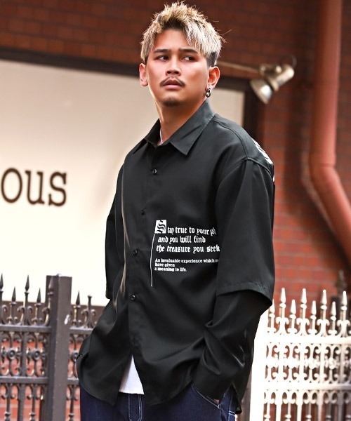 LUXSTYLE(ラグスタイル)の「フェイクレイヤードランダムロゴ長袖シャツ(シャツ/ブラウス・メンズ・ブラック/オフホワイト・M/L)」の1枚目の写真