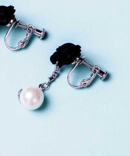 Mel cinna（メルシーナ）の「Mel cinna/Mel ribbon pearl earring（イヤリング・レディース・ホワイト/ブラック・FREE）」の6枚目の写真