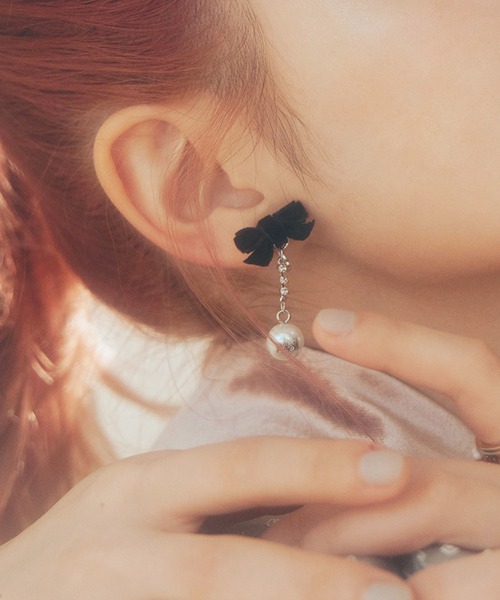 Mel cinna（メルシーナ）の「Mel cinna/Mel ribbon pearl earring（イヤリング・レディース・ホワイト/ブラック・FREE）」の13枚目の写真