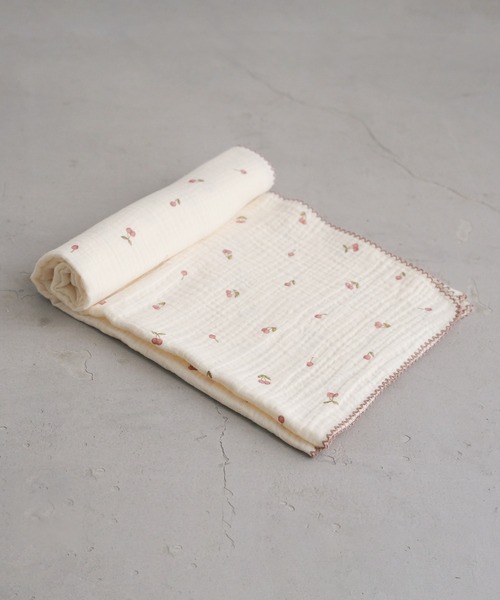 PUPPAPUPO(プッパプーポ)の「スワドルブランケット 100×100cm 2重ガーゼ(ベビー寝具/家具・キッズ・ベージュ/グレー/カーキ/ピンク/キナリ/ブラウン/イエロー/レッド/アイボリー/ベビーピンク/モカ/ベージュ系その他/ホワイト系その他/ホワイト系その他3/ミント/グレー系その他/イエロー系その他/ブラウン系その他/ピンク系その他/ホワイト系その他2/ホワイト×ピンク/ブラウン系その他2・FREE)」の4枚目の写真