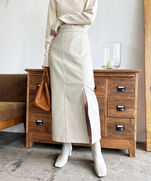 LIAN(リアン)の「フェイクレザースリットタイトスカート(スカート・レディース・ブラック/ブラウン/アイボリー・FREE)」の2枚目の写真