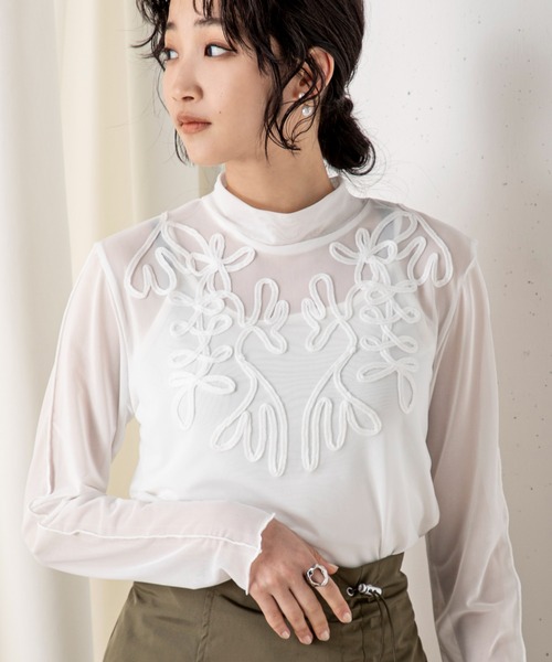 MILLION CARATS(ミリオンカラッツ)の「立体感のある大きめの刺繍がコーディネートに上品なアクセントを加えるテープ刺繍シアーカットソー(Tシャツ/カットソー・レディース・オフホワイト/ブラック・FREE)」の2枚目の写真