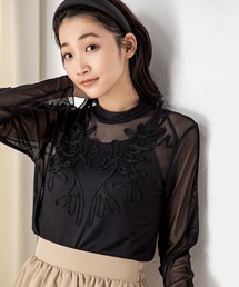 立体感のある大きめの刺繍がコーディネートに上品なアクセントを加えるテープ刺繍シアーカットソー