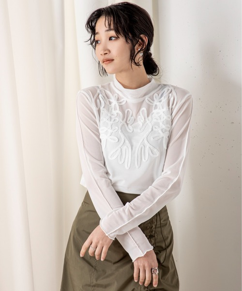 MILLION CARATS(ミリオンカラッツ)の「立体感のある大きめの刺繍がコーディネートに上品なアクセントを加えるテープ刺繍シアーカットソー(Tシャツ/カットソー・レディース・オフホワイト/ブラック・FREE)」の3枚目の写真