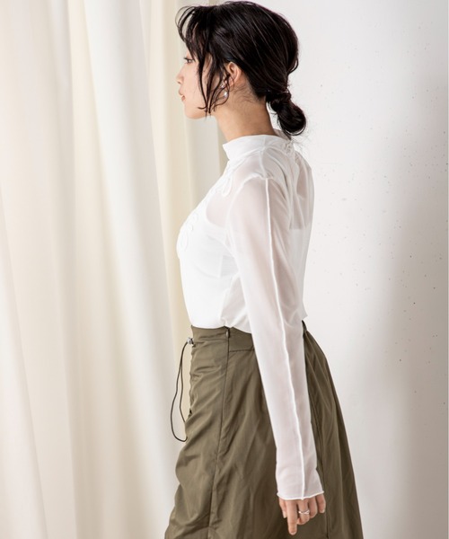 MILLION CARATS(ミリオンカラッツ)の「立体感のある大きめの刺繍がコーディネートに上品なアクセントを加えるテープ刺繍シアーカットソー(Tシャツ/カットソー・レディース・オフホワイト/ブラック・FREE)」の4枚目の写真