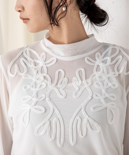MILLION CARATS(ミリオンカラッツ)の「立体感のある大きめの刺繍がコーディネートに上品なアクセントを加えるテープ刺繍シアーカットソー(Tシャツ/カットソー・レディース・オフホワイト/ブラック・FREE)」の6枚目の写真
