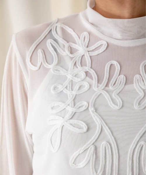 MILLION CARATS(ミリオンカラッツ)の「立体感のある大きめの刺繍がコーディネートに上品なアクセントを加えるテープ刺繍シアーカットソー(Tシャツ/カットソー・レディース・オフホワイト/ブラック・FREE)」の7枚目の写真