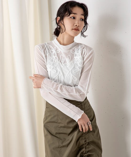 MILLION CARATS(ミリオンカラッツ)の「立体感のある大きめの刺繍がコーディネートに上品なアクセントを加えるテープ刺繍シアーカットソー(Tシャツ/カットソー・レディース・オフホワイト/ブラック・FREE)」の11枚目の写真