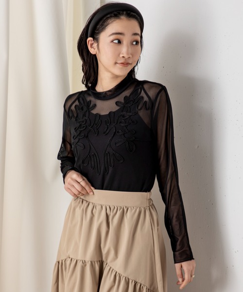 MILLION CARATS(ミリオンカラッツ)の「立体感のある大きめの刺繍がコーディネートに上品なアクセントを加えるテープ刺繍シアーカットソー(Tシャツ/カットソー・レディース・オフホワイト/ブラック・FREE)」の18枚目の写真