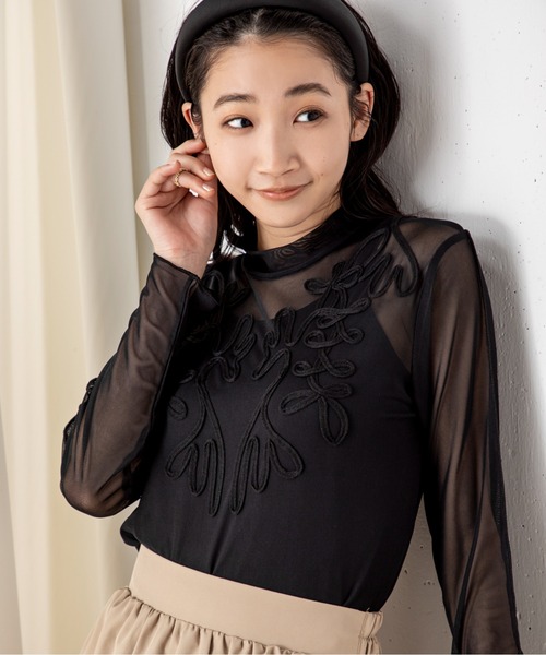 MILLION CARATS(ミリオンカラッツ)の「立体感のある大きめの刺繍がコーディネートに上品なアクセントを加えるテープ刺繍シアーカットソー(Tシャツ/カットソー・レディース・オフホワイト/ブラック・FREE)」の19枚目の写真