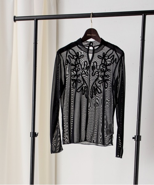 MILLION CARATS(ミリオンカラッツ)の「立体感のある大きめの刺繍がコーディネートに上品なアクセントを加えるテープ刺繍シアーカットソー(Tシャツ/カットソー・レディース・オフホワイト/ブラック・FREE)」の21枚目の写真