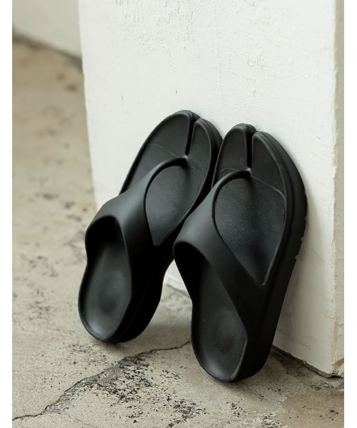 Re:EDIT（リエディ）の「足袋トングサンダル（サンダル・レディース・ブラック/アイボリー・LARGE/SMALL/MEDIUM）」の2枚目の写真