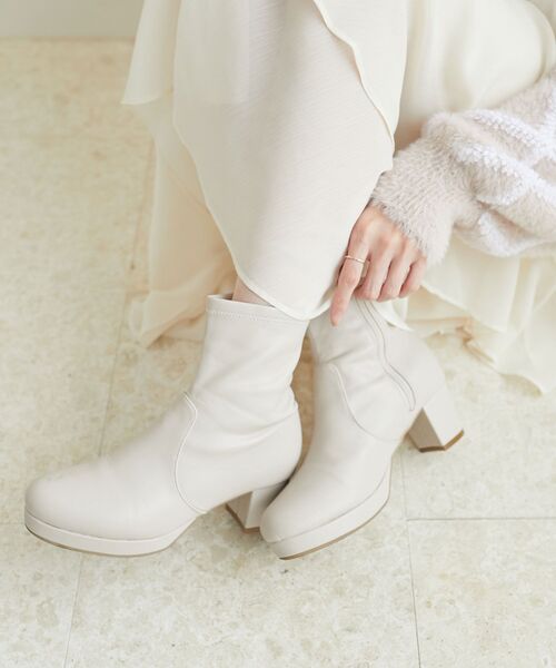 MAJESTIC LEGON（マジェスティックレゴン）の「【WEB限定XLサイズあり】フカフカヒールストレッチブーツ（ブーツ・レディース・アイボリー/ブラック・SMALL/MEDIUM/LARGE/X-LARGE）」の17枚目の写真