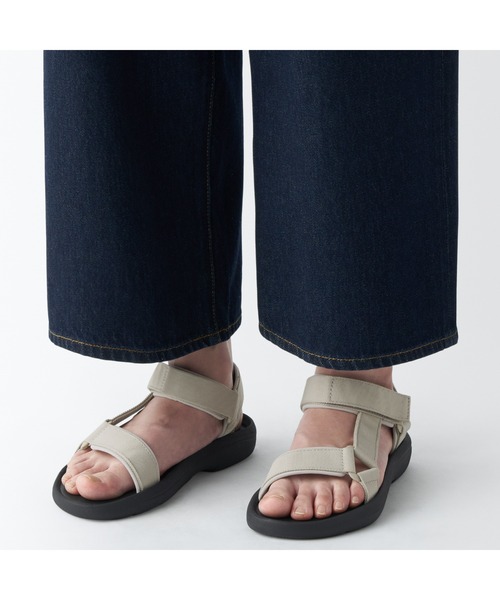 無印良品(ムジルシリョウヒン)の「テープベルトサンダル(サンダル・レディース・カーキ系5/ライトベージュ/ブラック・XXL/XL/L/M/S/XS)」の6枚目の写真