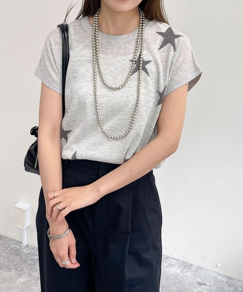 fredy emue（フレディエミュ）の「ラメ星ジャガードニット（ニット/セーター・レディース・ライトグレー/オフホワイト/ベージュ・38）」の2枚目の写真