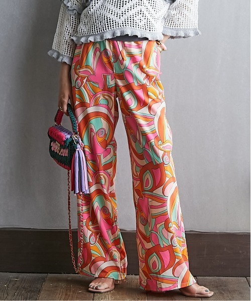 GEVS.(ジェイヴィス)の「<大きいサイズ> 幾何プリントリラックスパンツ GEVS.(その他パンツ・レディース・グリーン系/ピンク系・5L/4L/3L/LL/L)」の2枚目の写真