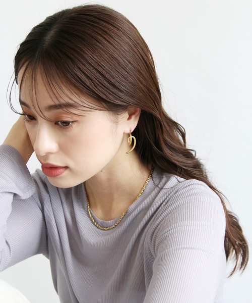 abaskdesign(アバスクデザイン)の「金属アレルギー対応 ヒネリニュアンスステンレスピアス(ピアス(両耳用)・レディース・ゴールド・FREE)」の2枚目の写真