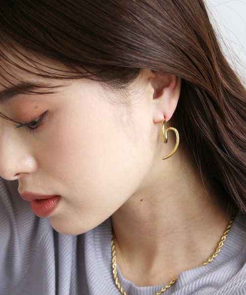 abaskdesign(アバスクデザイン)の「金属アレルギー対応 ヒネリニュアンスステンレスピアス(ピアス(両耳用)・レディース・ゴールド・FREE)」の5枚目の写真