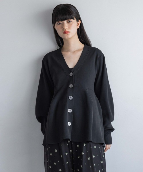 yuw（ユウ）の「ペプラムＶカーディガン 133768（カーディガン/ボレロ・レディース・ブラック/ピンク・FREE）」の2枚目の写真