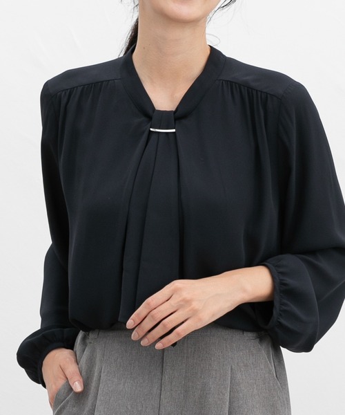 Honeys(ハニーズ)の「アクセ付ボウタイブラウス(シャツ/ブラウス・レディース・アイボリー/ブルーグリーン/ネイビー/ワインレッド/ブラウン・S/M/L/LL/3L)」の4枚目の写真