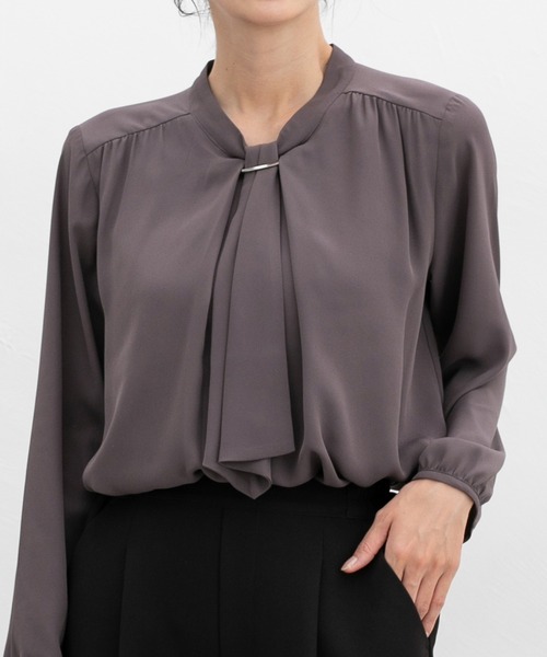 Honeys(ハニーズ)の「アクセ付ボウタイブラウス(シャツ/ブラウス・レディース・アイボリー/ブルーグリーン/ネイビー/ワインレッド/ブラウン・S/M/L/LL/3L)」の3枚目の写真