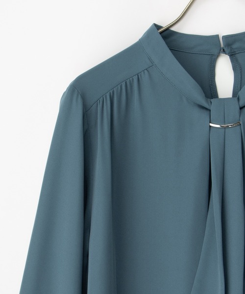 Honeys(ハニーズ)の「アクセ付ボウタイブラウス(シャツ/ブラウス・レディース・アイボリー/ブルーグリーン/ネイビー/ワインレッド/ブラウン・S/M/L/LL/3L)」の17枚目の写真