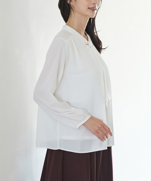 Honeys(ハニーズ)の「アクセ付ボウタイブラウス(シャツ/ブラウス・レディース・アイボリー/ブルーグリーン/ネイビー/ワインレッド/ブラウン・S/M/L/LL/3L)」の14枚目の写真