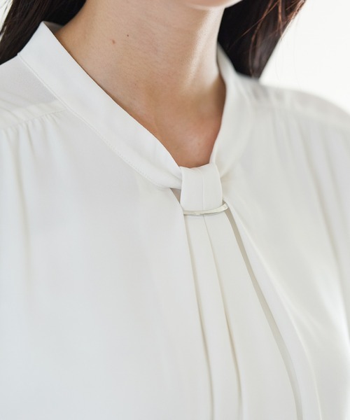 Honeys(ハニーズ)の「アクセ付ボウタイブラウス(シャツ/ブラウス・レディース・アイボリー/ブルーグリーン/ネイビー/ワインレッド/ブラウン・S/M/L/LL/3L)」の12枚目の写真